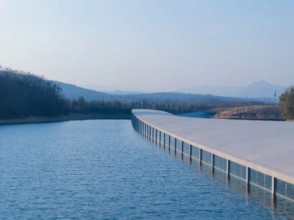 Фото: Arch-Exist/Junya.ishigami+associates У Китаї посеред озера збудували приголомшливий музей протяжністю 1 км. Фото
