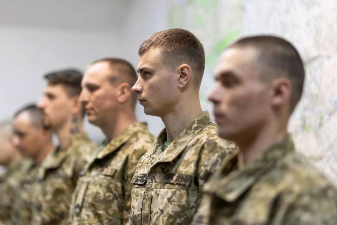 Комітет пропонує штрафувати громадян за порушення правил військового обліку та законодавства про оборону та мобілізацію у військовий час на суму від 17 000 до 25 500 грн. Адмінштраф накладається протягом року, але не пізніше 3 місяців з моменту виявлення