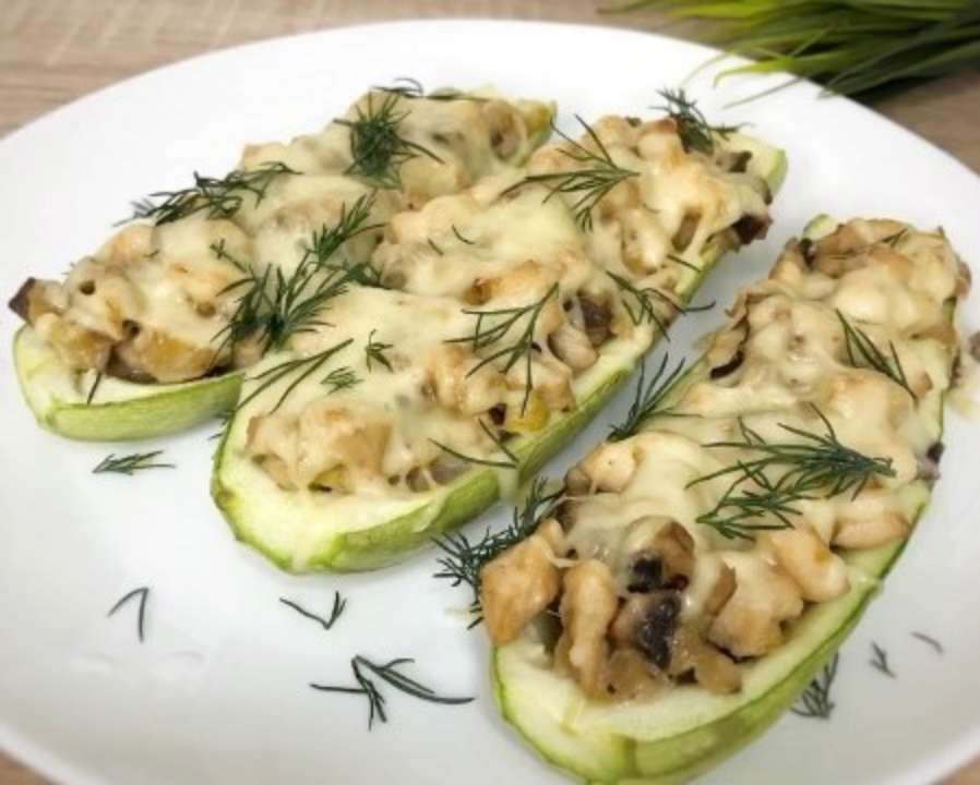 Лодочки из кабачков с курицей и грибами / Фото: Instagram @iriska_dimitrova Лодочки из кабачков с курицей и грибами