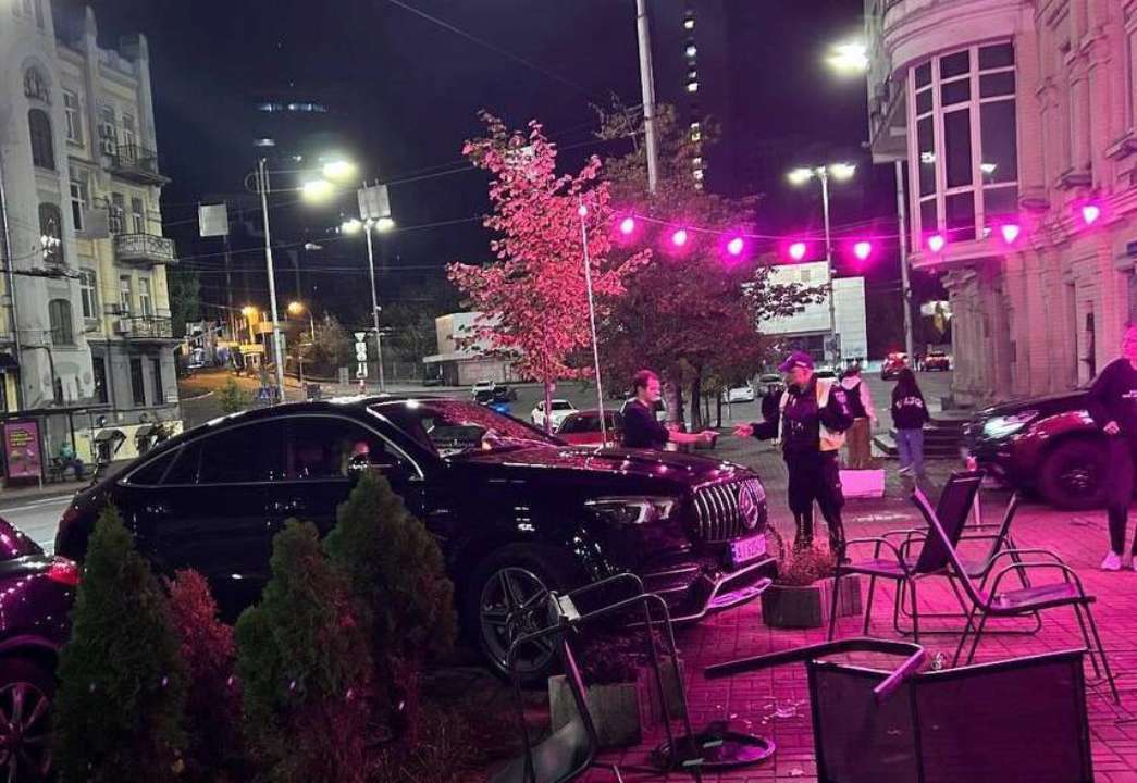 Водій Mercedes врізався в кафе / Фото: Show must go on Скандал у центрі Києва: водій Mercedes врізався в кафе, "козиряючи" зв'язками з "Океаном Ельзи"