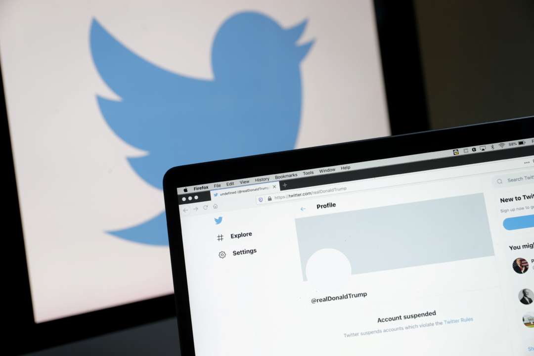 Нідерландське місто хоче судитися із Twitter через наклеп, нібито у ньому жили сатаністи-педофіли/Фото: Justin Sullivan/Getty Images Логотип Twitter поруч із ноутбуком
