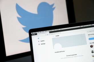 Нидерландский город хочет судиться с Twitter из-за клеветы, якобы в нем жили сатанисты-педофилы/Фото: Justin Sullivan/Getty Images Логотип Twitter рядом с ноутбуком