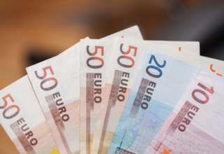Курс валют на 9 февраля 2025г. Фото: Freepik цена евро сегодня