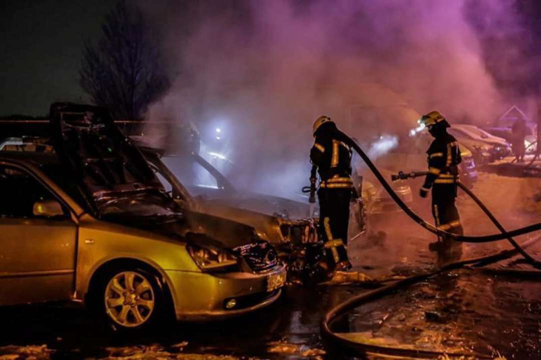 Ночью в Киеве горели 4 автомобиля Ночью в Киеве горели 4 автомобиля