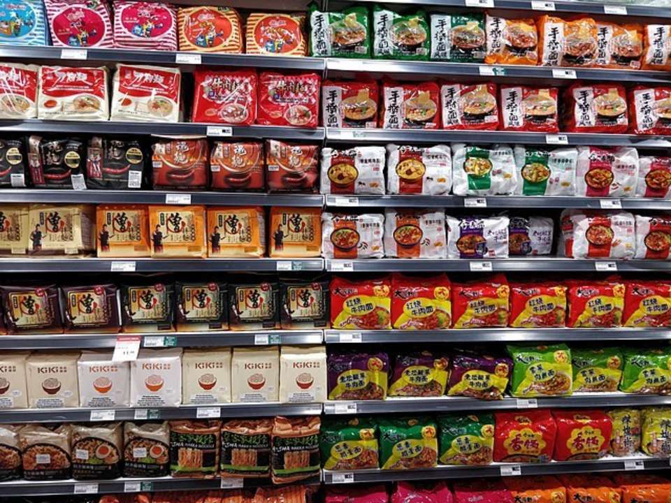 Как читать этикетки на продуктах: гайд по выбору полезной еды