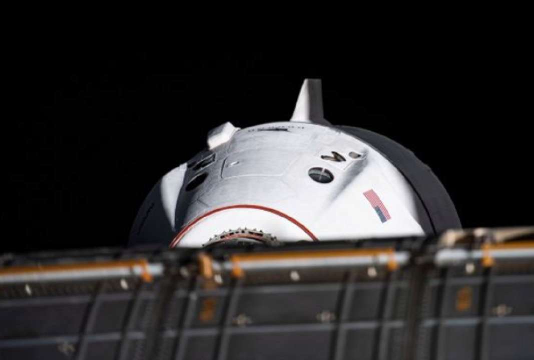 Космический корабль Dragon успешно доставил груз на орбиту