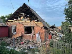 Рашисти обстріляли житлові райони Нікополя із РСЗВ "Град"/Фото: Валентин Резниченко в Telegram Зруйнований російськими обстрілами будинок у Нікополі