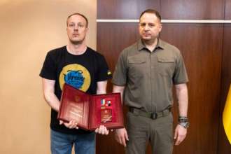 Освобожденные из плена командиры встретились с родными в Турции/Фото: Офис президента Украины Долгожданная встреча: освобожденные из плена командиры увиделись с родными в Турции