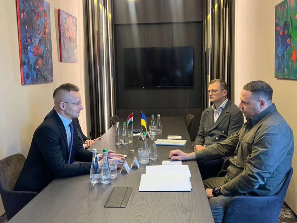 Кулеба та Єрмак розпочали зустріч з главою МЗС Угорщини в Ужгороді