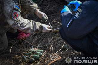 В Запорожье возле учебного заведения полиция нашла 10 боевых гранат/Фото: Нацполиция В Запорожье возле учебного заведения полиция нашла 10 боевых гранат
