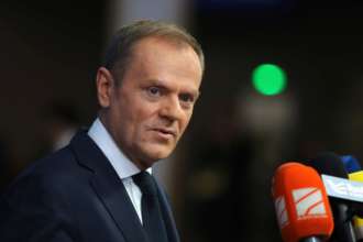 Глава Европейского Совета пристыдил своих коллег. Фото: GettyImages/Автор-Dan Kitwood Туск о фото девочки с оружием