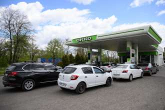 Дефицит автомобильного топлива в Украине может затянуться до конца лета/Фото: Leon Neal/Getty Images Дефицит горючего может длиться до конца лета – прогноз эксперта