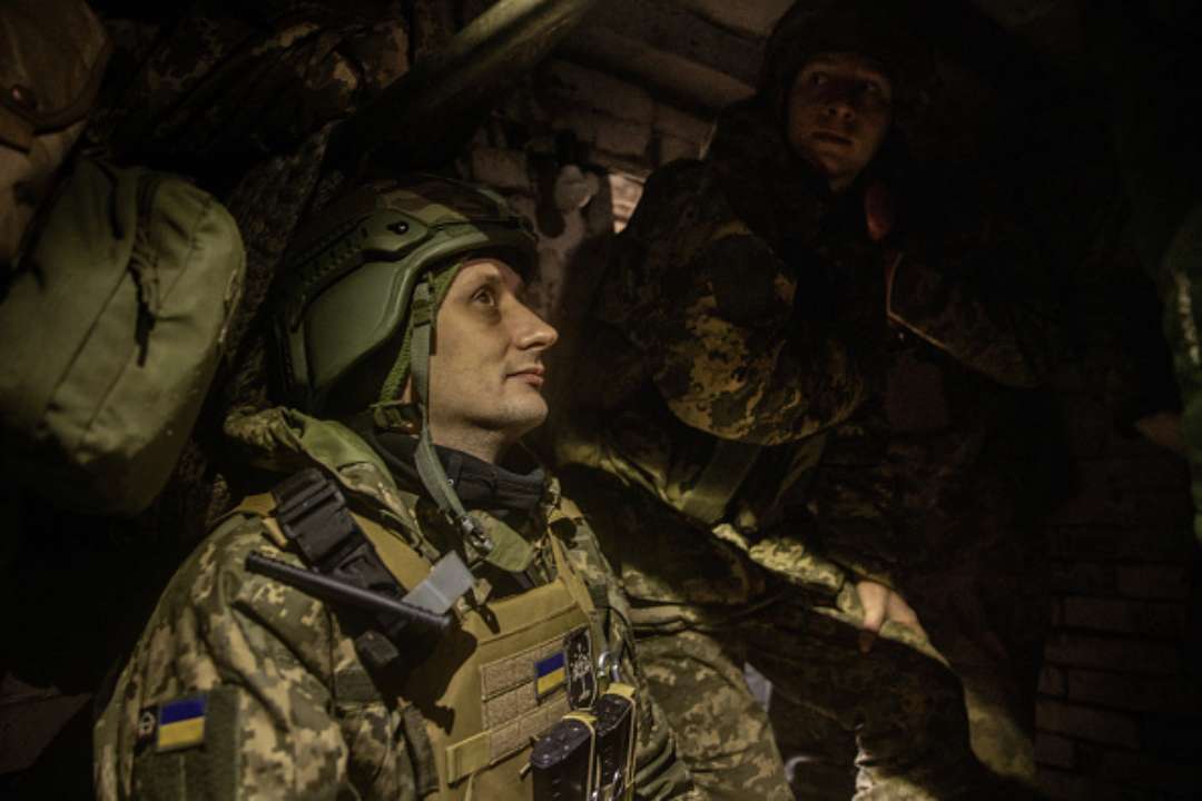 В ВСУ показали трогательное фото, как военный отдыхает в окопе/Фото: Chris McGrath/Getty Images "Чтобы больше людей могли спать дома": в ВСУ показали трогательное фото с бойцом в окопе