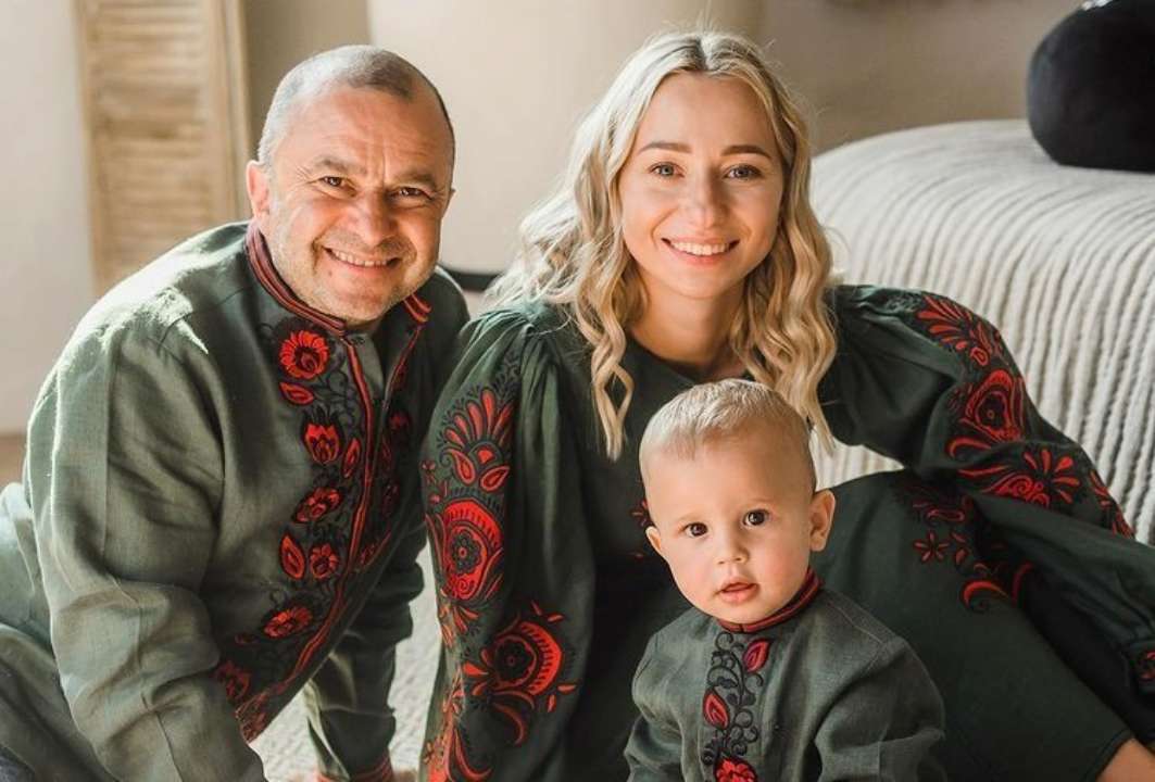 Виктор Павлик вместе с семьей устроил новогоднюю фотосессию/Фото: Instagram 28-летняя жена Виктора Павлика показала снимки из семейной фотосессии