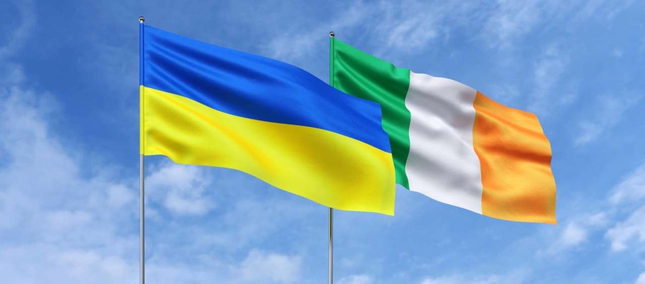 В Ирландии приюты для украинцев больше не бесплатны / Фото: Freepik Флаги Украины и Ирландии