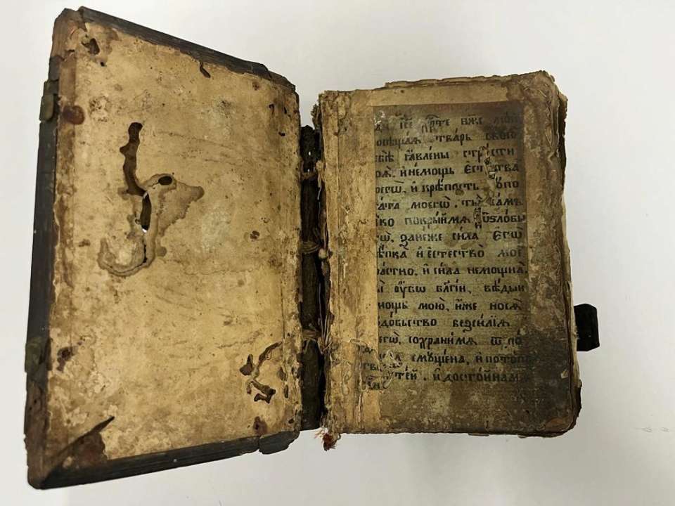 Хотели вывезти за границу старинные книги и монеты: пограничники задержали лиц