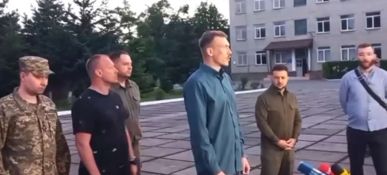 Денис Прокопенко собирается дальше воевать на фронте. Фото: Скриншот видео Командиры Азовстали