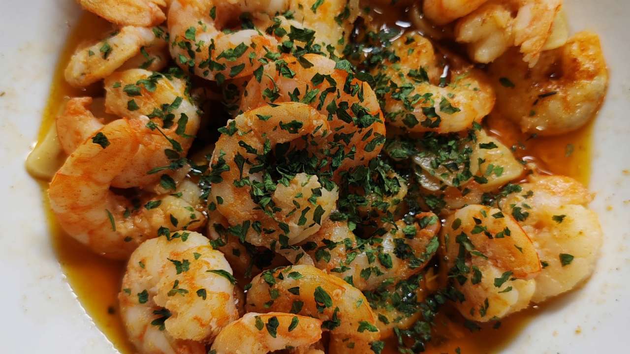 Креветки, обжаренные с соевым соусом и чесноком