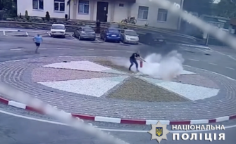 Полицейские устанавливают обстоятельства попытки самоубийства/Фото: скрин В Киевской области женщина подожгла себя перед зданием суда: детали