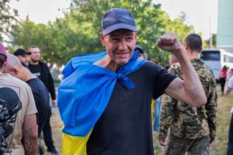 Встреча возвращенных из плена азовцев с родными азов плен