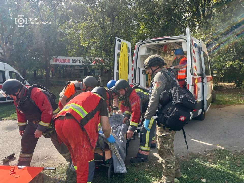 Наслідки авіаудару рф по багатоповерхівці у Запоріжжі/Фото: ДСНС