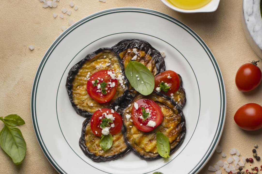 Как вкусно приготовить жареные баклажаны с помидорами / Фото: Freepik