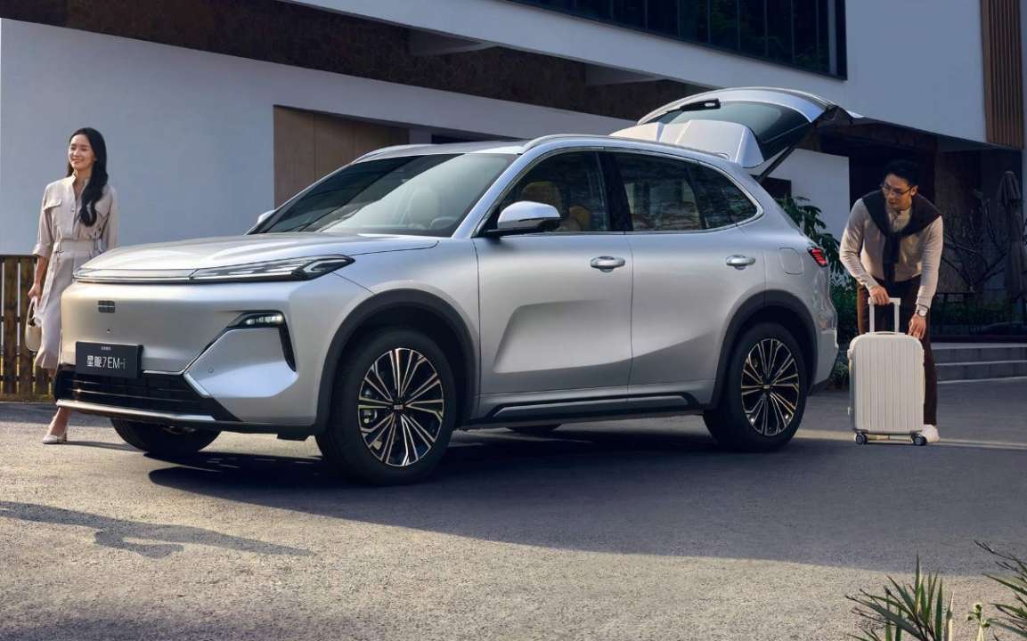 Geely выпустила большой гибридный кроссовер с потрясающим запасом хода и смешной ценой