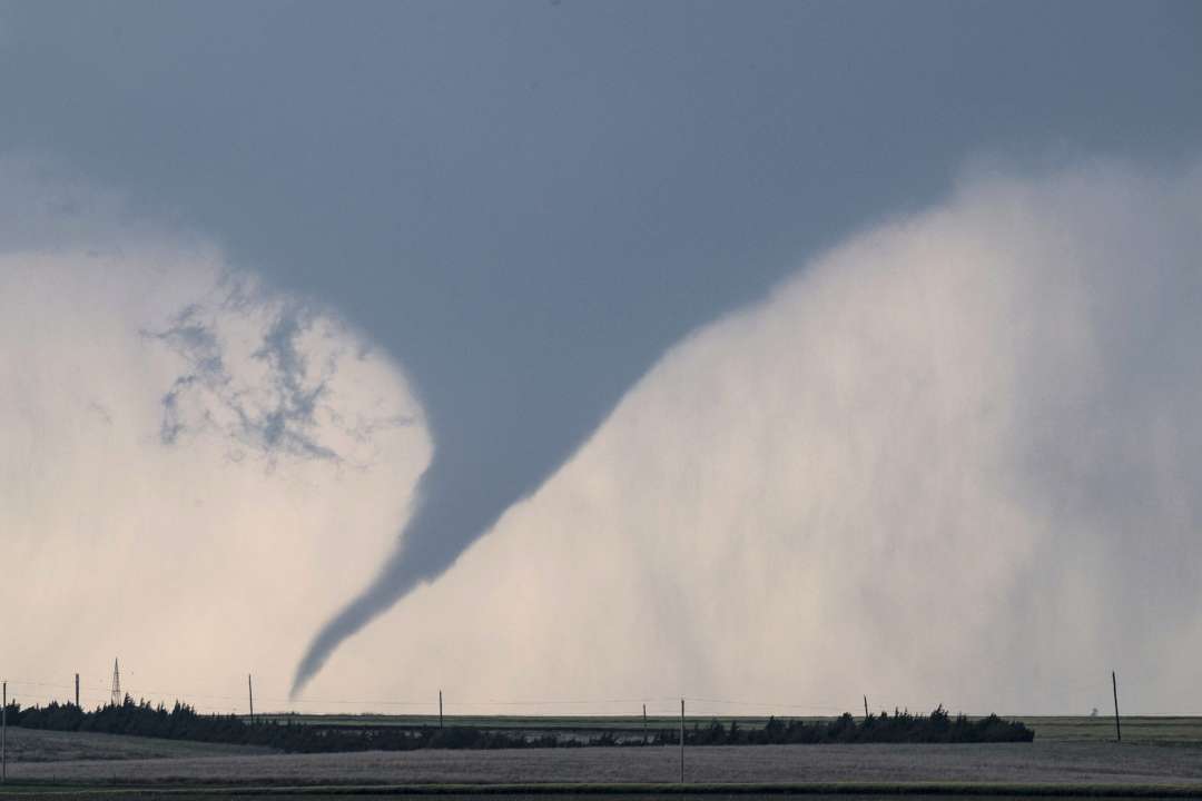 Фото: Getty Images/Автор - Brian Davidson В США планерист пролетел вокруг торнадо: увлекательное видео опасного маневра
