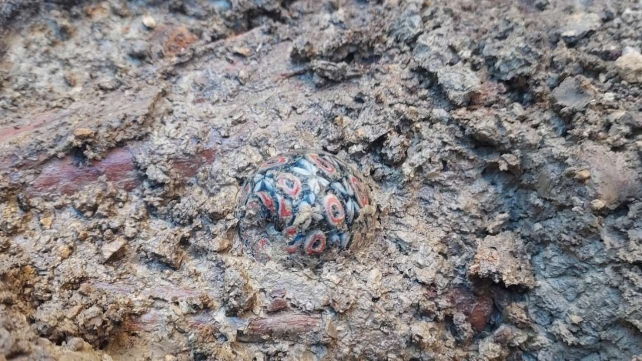 Ученые обнаружили уникальный предмет в 1400-летнем захоронении/Фото: BLfD/Zenger Археология