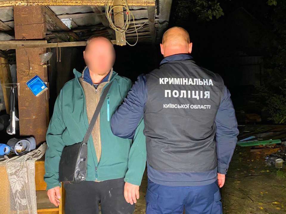 На Київщині чоловік убив своїх підлеглих та сховав їхні тіла у дворі/Фото: Андрій Небутов На Київщині чоловік убив своїх підлеглих та сховав їхні тіла у дворі/Фото: Андрій Небутов