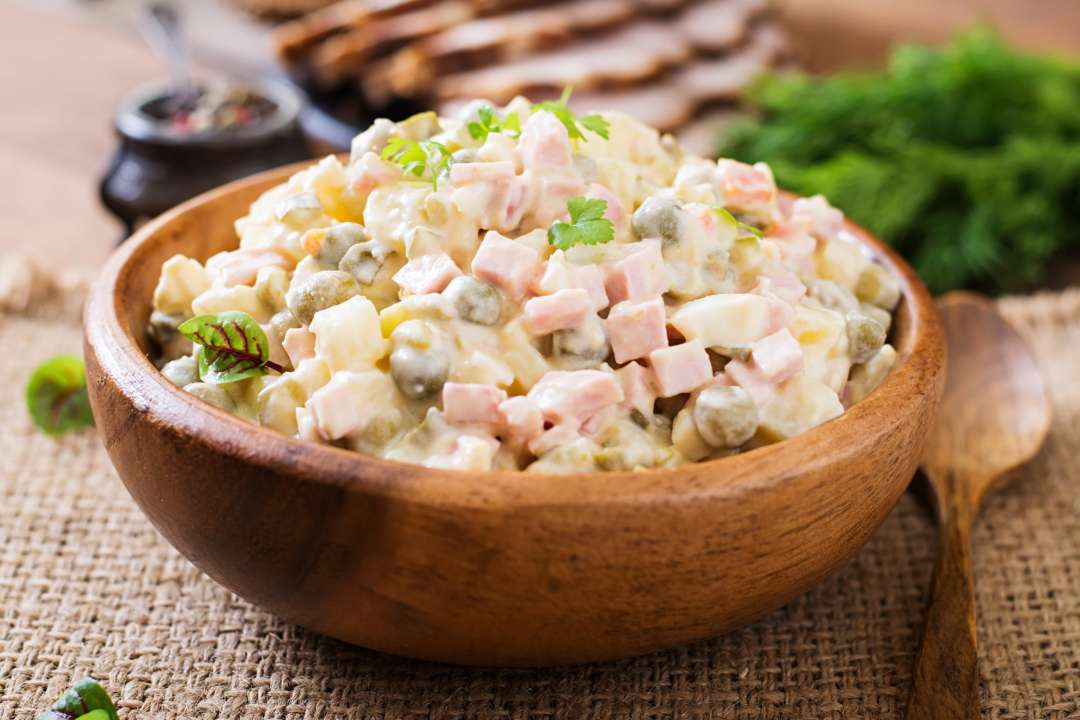 Вкусно и по-новому: ресторанный рецепт салата Оливье