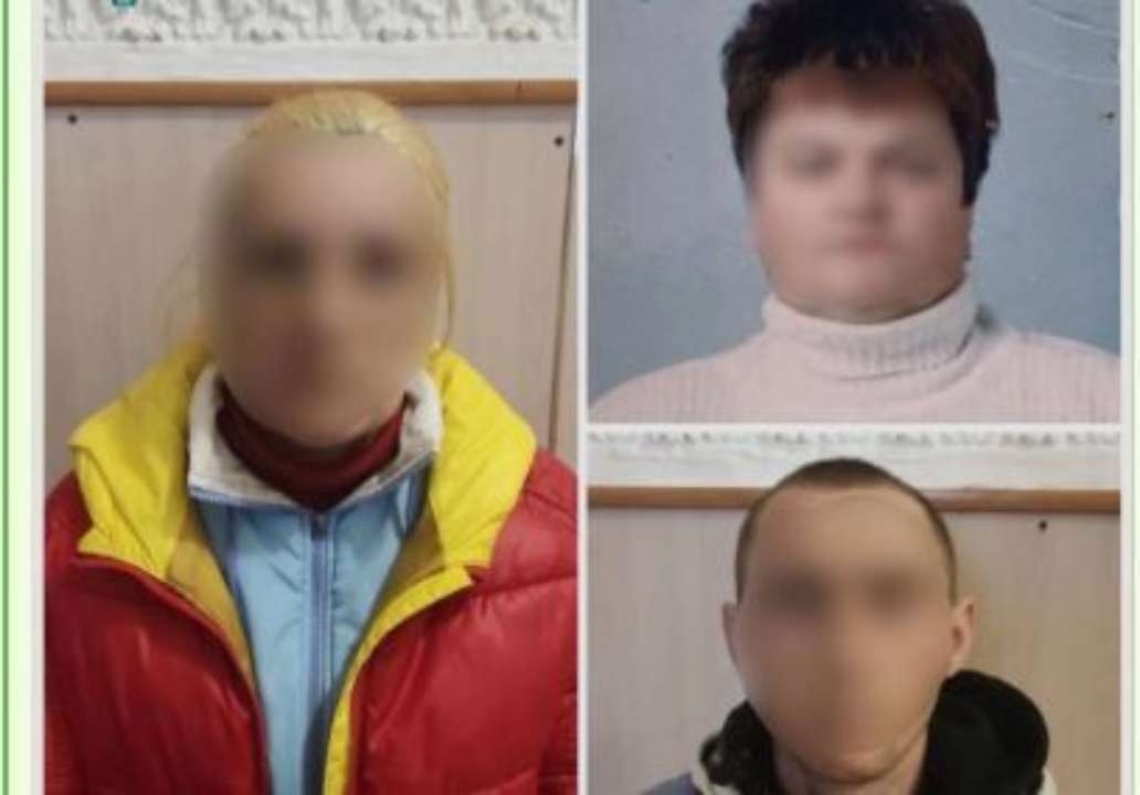 Вони передавали урни з "бюлетенями" військовим РФ та отримали за це «винагороду» у російських рублях Вони передавали урни з "бюлетенями" військовим РФ та отримали за це «винагороду» у російських рублях