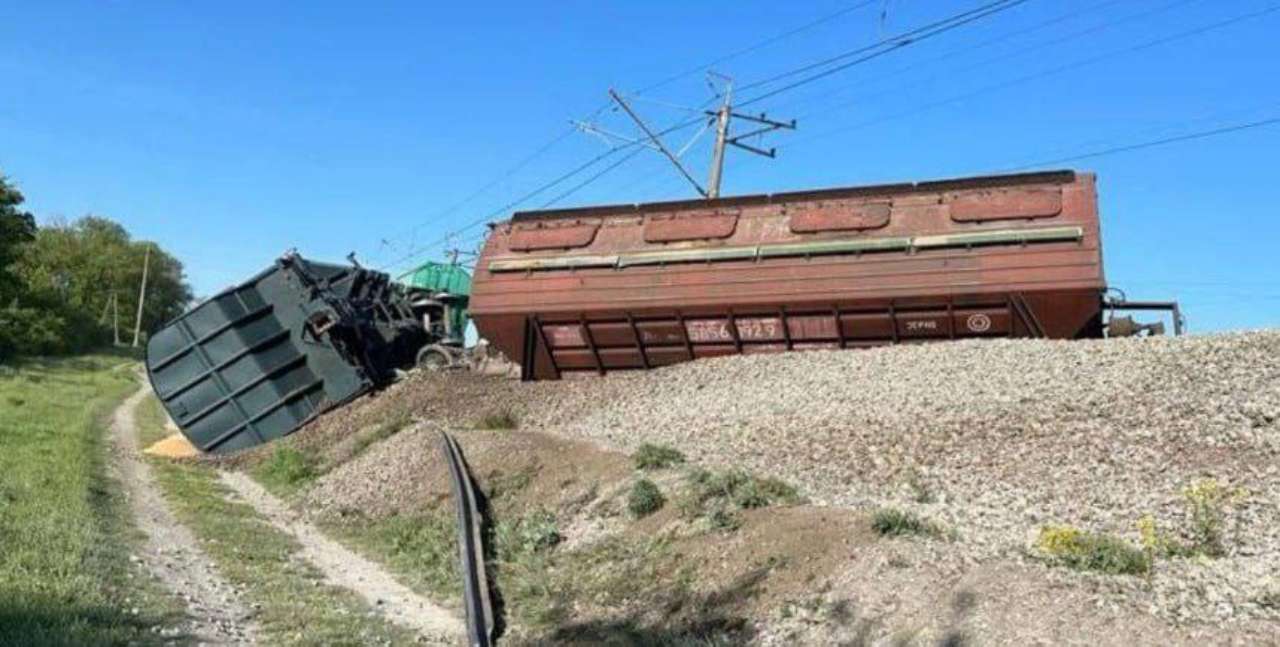 Безпілотник упав на залізничні колії у Криму Безпілотник упав на залізничні колії у Криму