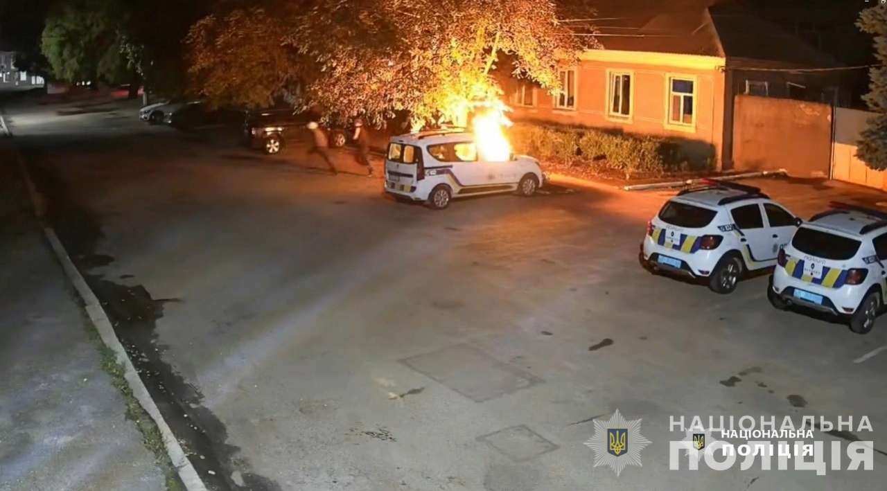 В Одесской области полицейские задержали поджигателей машины правоохранителей/Фото: Нацполиция В Одесской области полицейские задержали поджигателей машины правоохранителей/Фото: Нацполиция