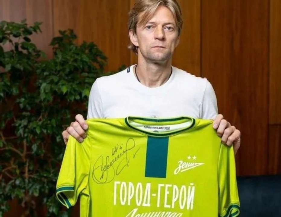 Анатолий Тимощук/Фото: с ТГ КOVALENKO Футболист Анатолий Тимощук продал свою футболку за $7500 в поддержку российской армии