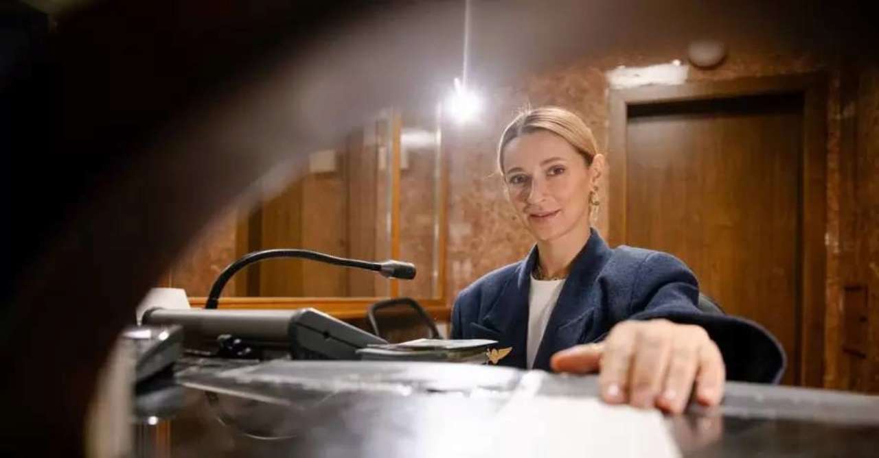 Співачка TAYANNA в ролі касира / Фото: instagram.com/ukrainianrailways Зірки на рейках: українські знаменитості підтримали залізничників
