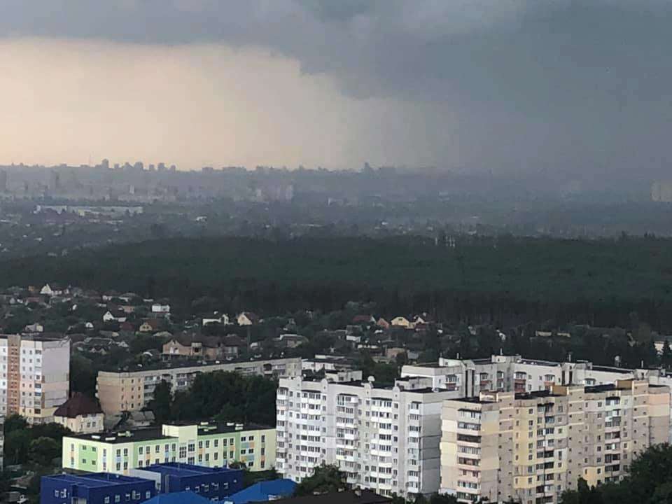 У Києві затопило станції метро, а вулиці перетворилися на річки: фото та відео сильної негоди