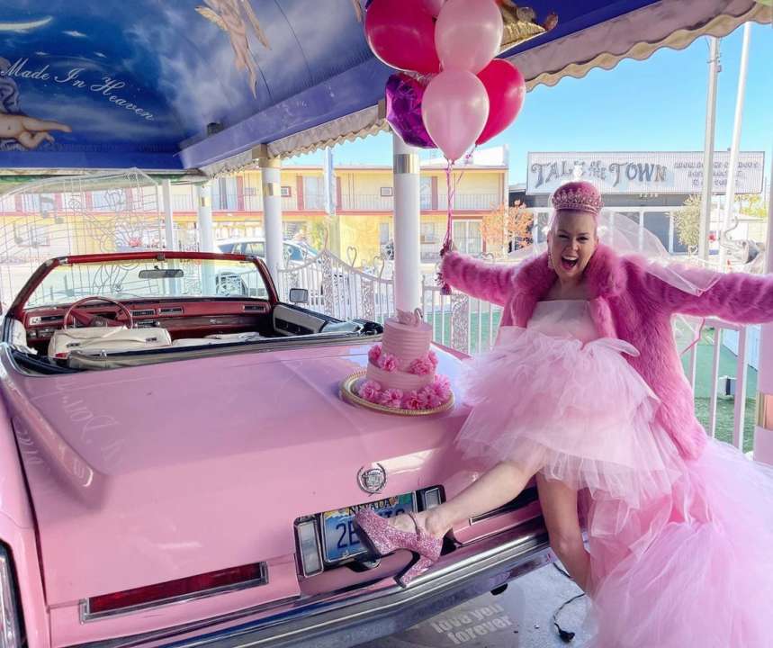 Женщина вышла замуж з розовый цвет/Фото: Instagram Женщина вышла замуж з розовый цвет