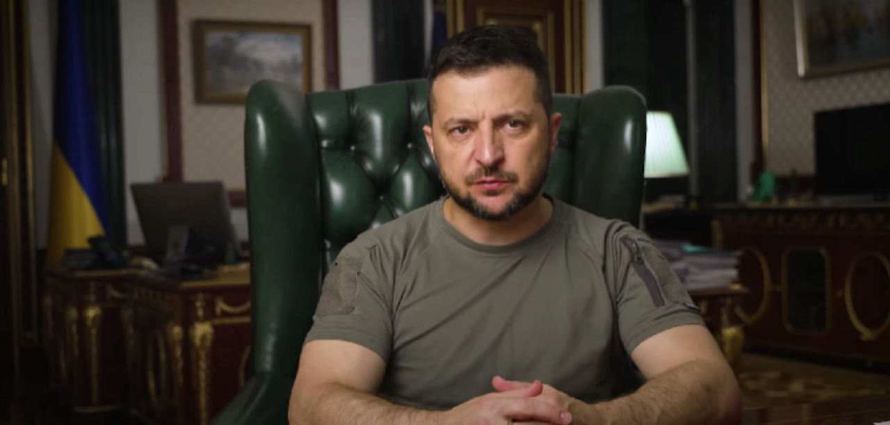 Зеленський розповів, що може змінити ситуацію на передовій. Фото: Скріншот із вечірнього звернення Зеленський