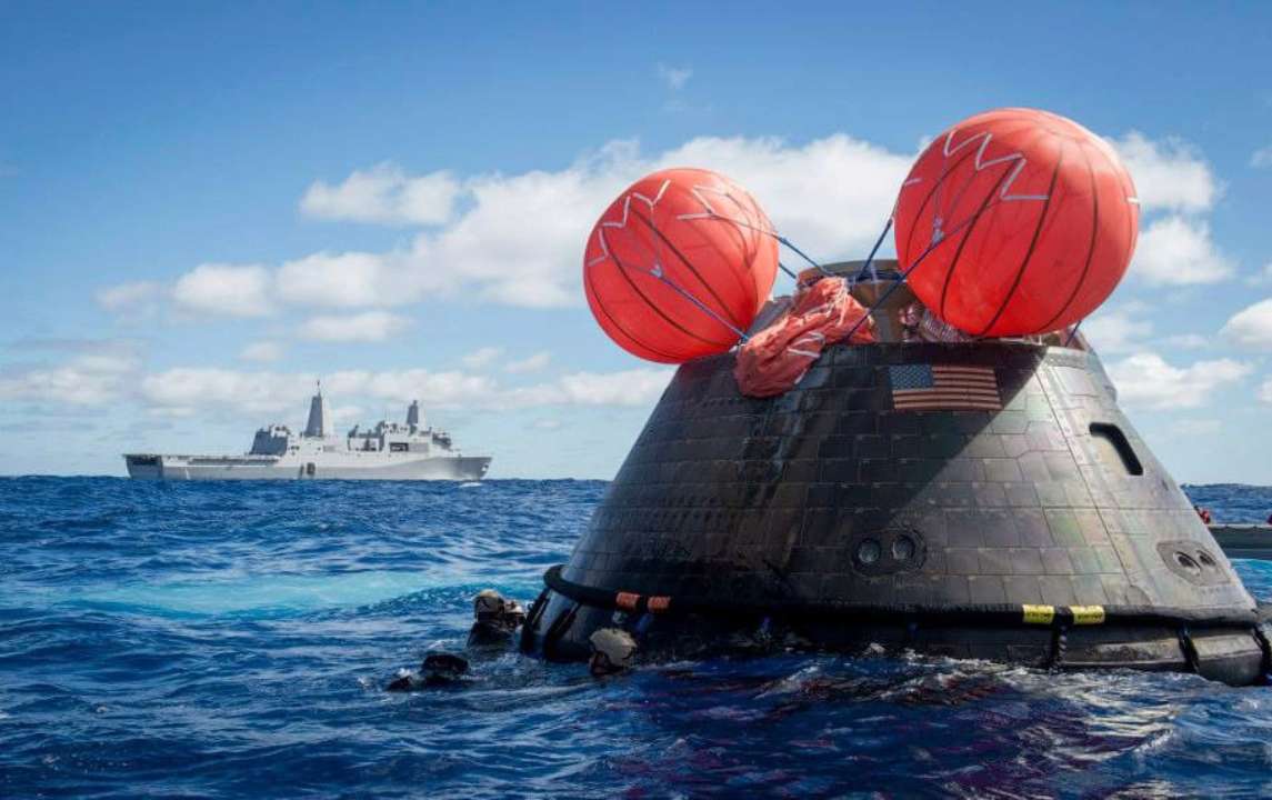 Корабль Orion успешно приземлился в Тихом океане после полета на Луну/Фото: Getty Images Корабль Orion в воде