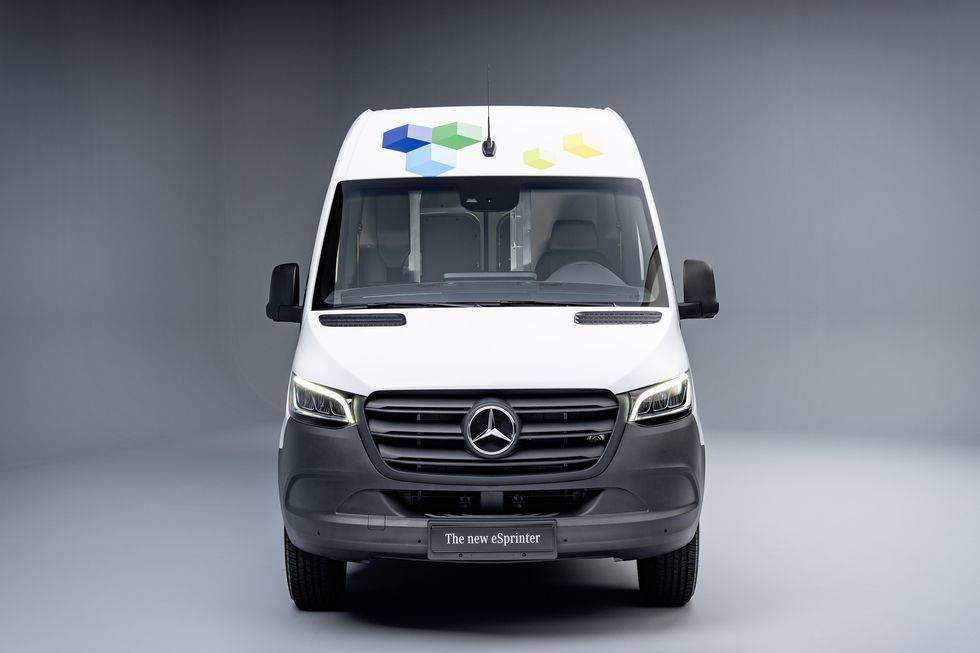 Фото: Mercedes Оптимально для грузовика: Mercedes-Benz представила полностью электрический Sprinter