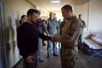 На Донеччині Президент відвідав медичну роту 95-ї ОДШБр та подякував воїнам і бойовим медикам/Фото: ОП Зеленський відвідав медичну роту 95-ї ОДШБр на Донеччині