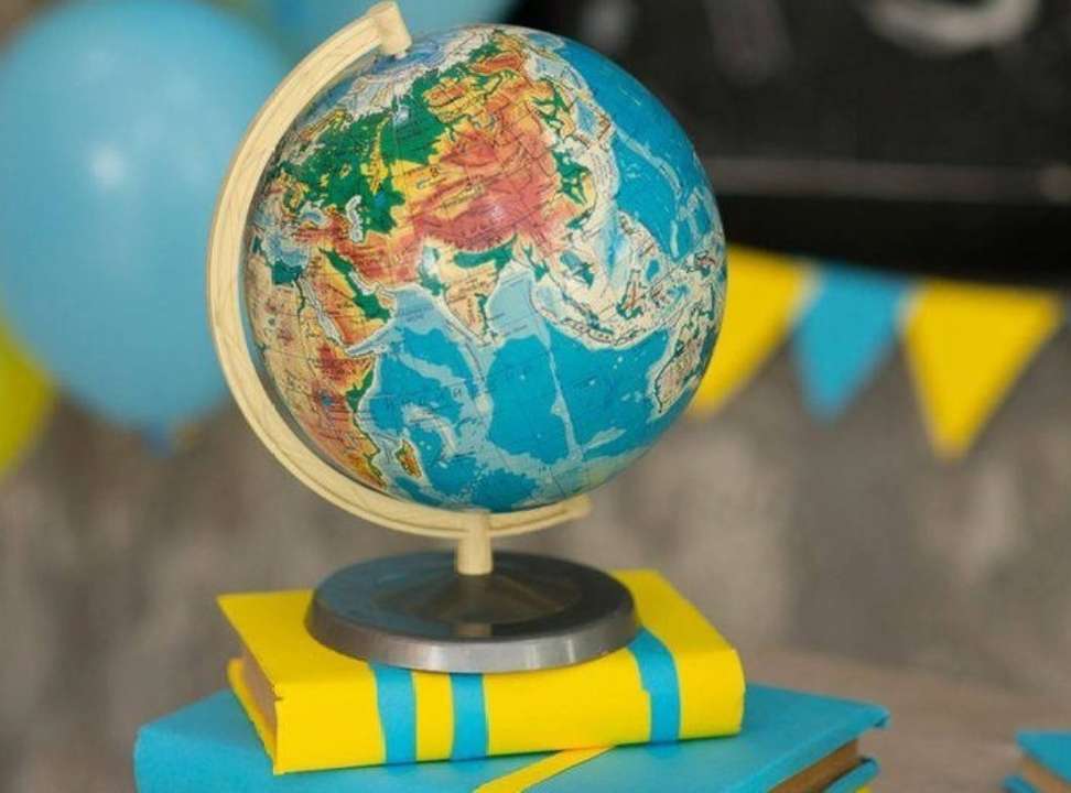 Перший день осені/Фото: Pinterest Перший день осені: День знань та впровадження національної валюти України