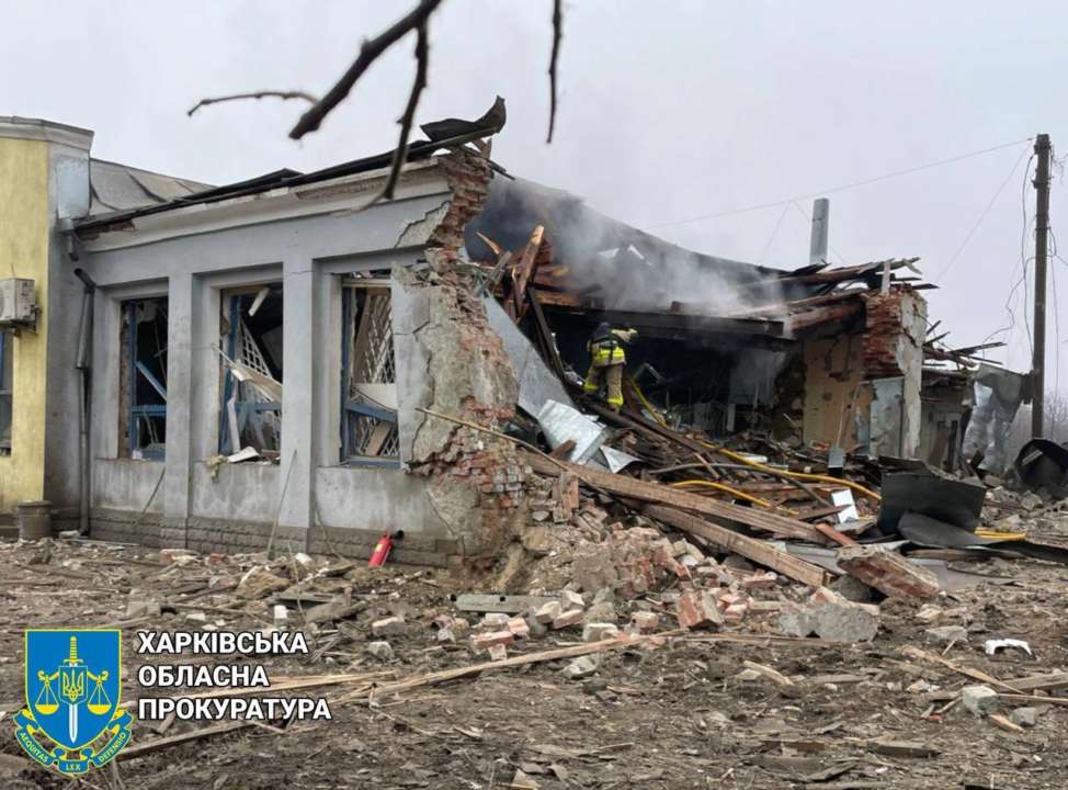 Прокуроры зафиксировали последствия вражеской ракетной атаки по Златополю / Фото: t.me/prokuratura_kharkiv Прокуроры зафиксировали последствия вражеской ракетной атаки по Златополю / Фото: t.me/prokuratura_kharkiv