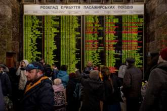 Обстріл Києва : рашисты пошкодили залізничний вокзал: повідомляють про затримку потягів/Фото : Getty Images Обстріл Києва : рашисты пошкодили залізничний вокзал: повідомляють про затримку потягів/Фото : Getty Images