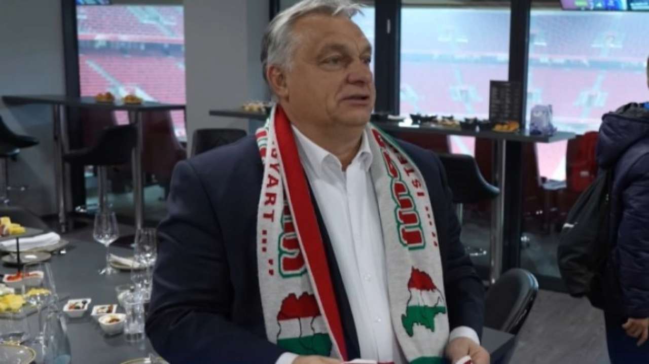 Украина требует извинений из-за шарфа Орбана с "Великой Венгрией"/Фото: скриншот