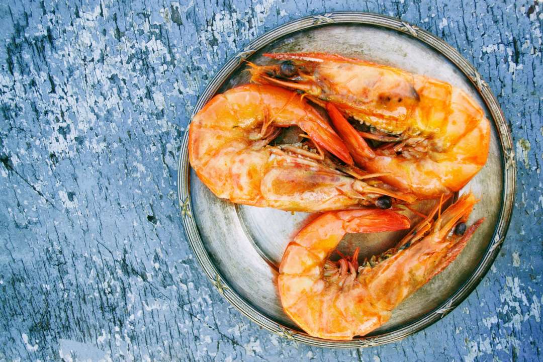 Быстро, просто и невероятно вкусно: как приготовить креветки методом фламбе