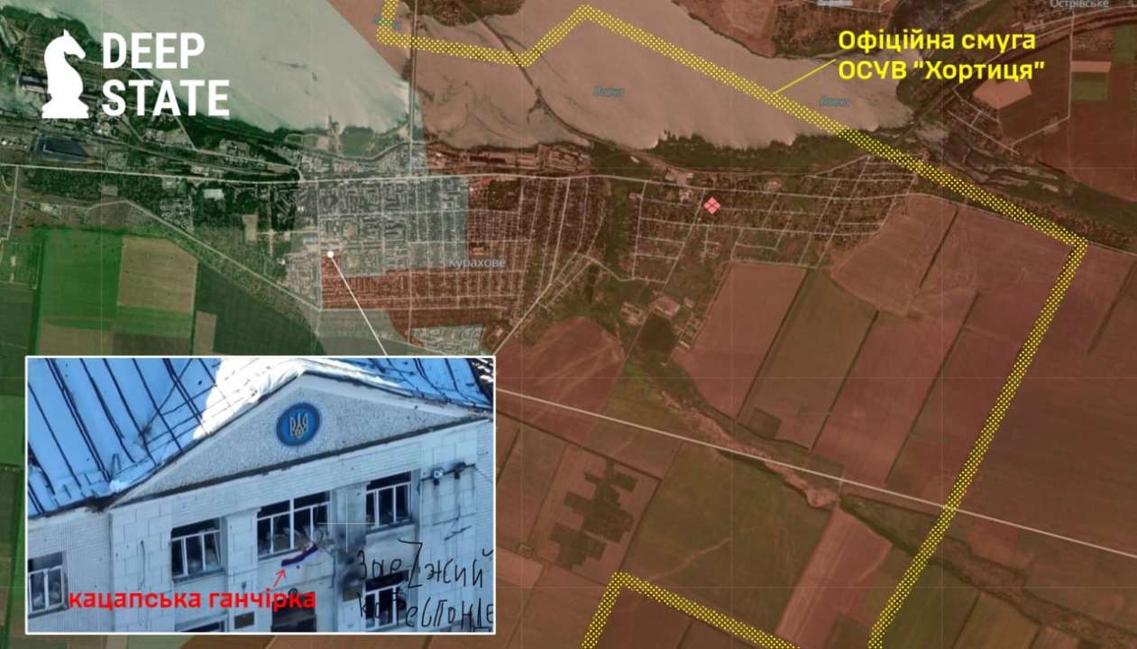 россияне повесили триколор на здании городского совета Курахово россияне повесили триколор на здании городского совета Курахово