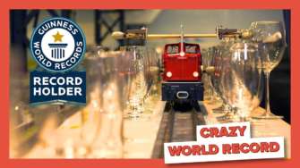 Miniatur Wunderland "Вічний" рекорд: іграшковий поїзд зіграв мелодію на 2840 келихах. Відео