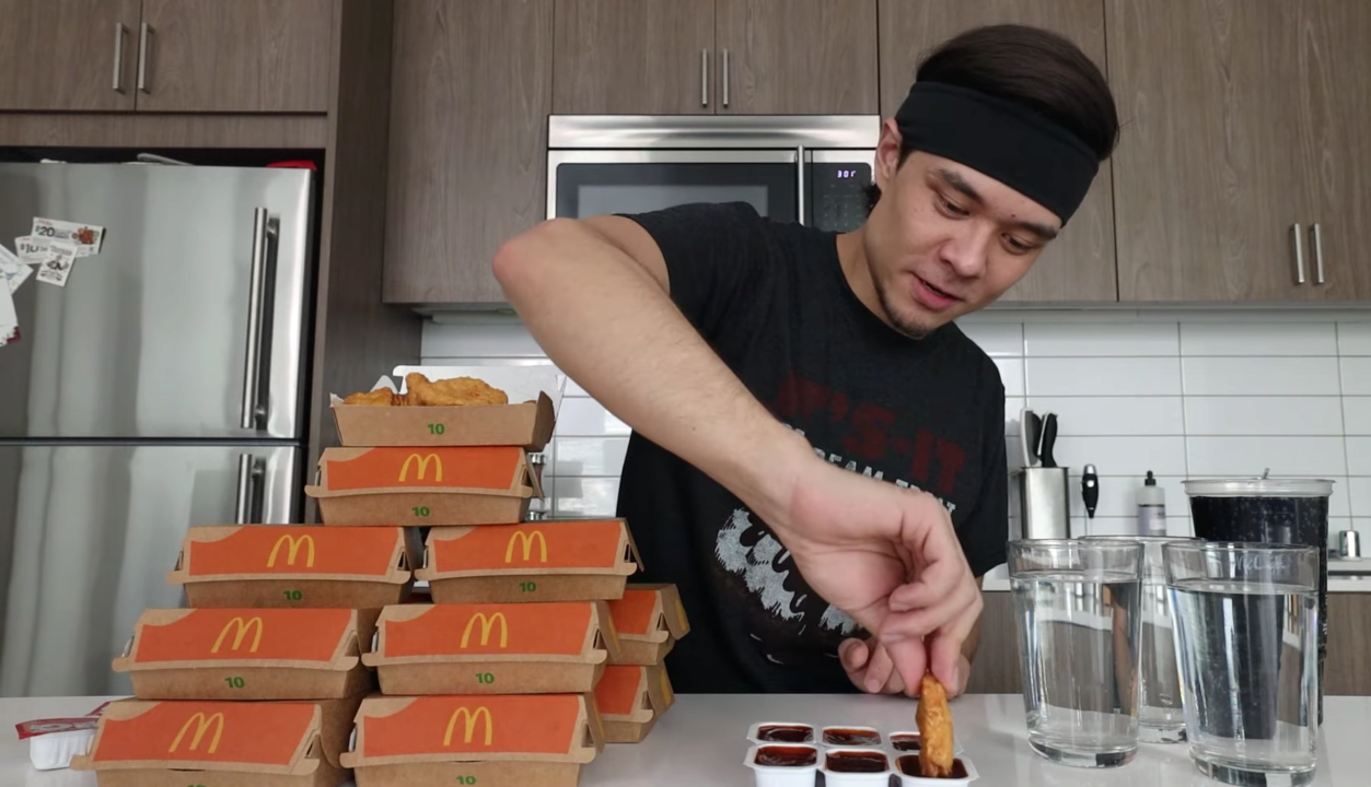 Скріншот: YouTube/Matt Stonie Американець побив власний рекорд: чоловік за 9 хвилин з'їв 120 нагетсів